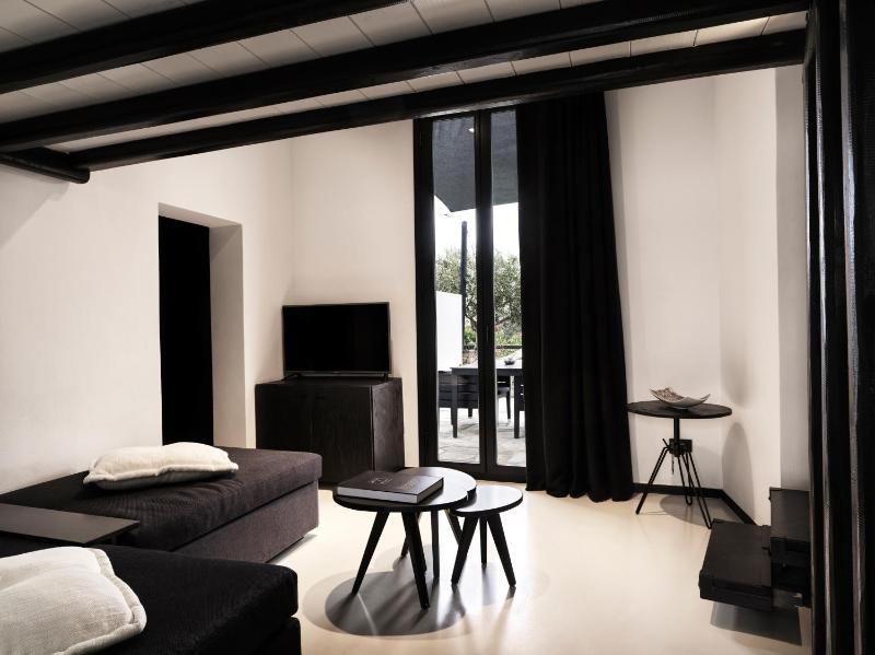 Loft Suite With Sharing Pool image 4