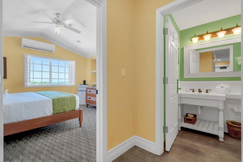 Deluxe King Room with Ocean View - Non-Smoking image 2