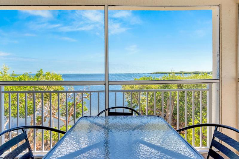 King Studio Suite with Balcony and Ocean View, Non-Smoking image 2