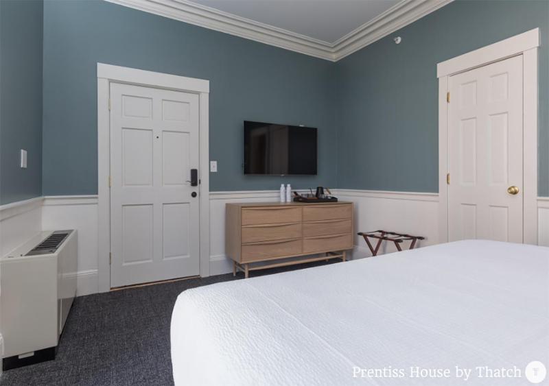 Standard King Room image 3