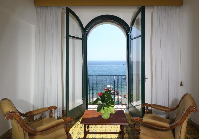 Quadruple Room with Sea View image 1