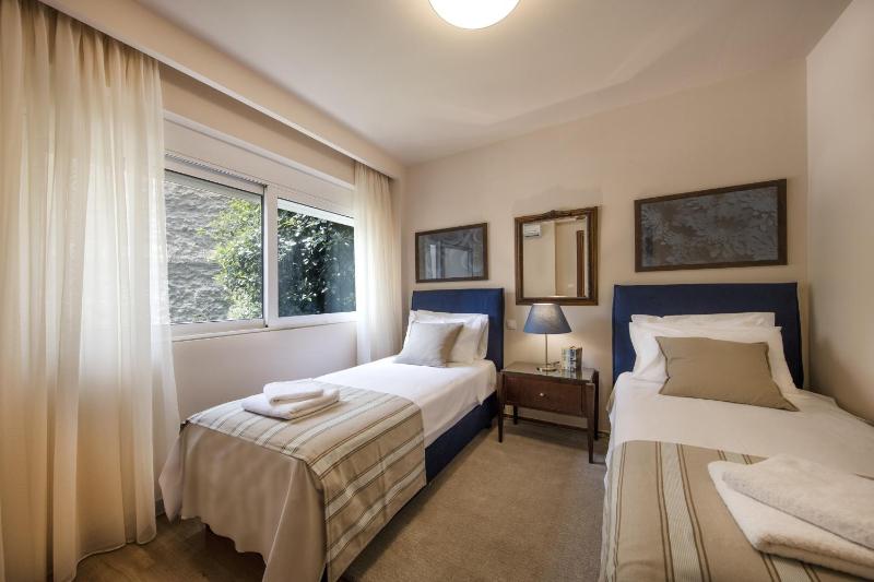 2 bedroom flat next to Acropolis - image 16