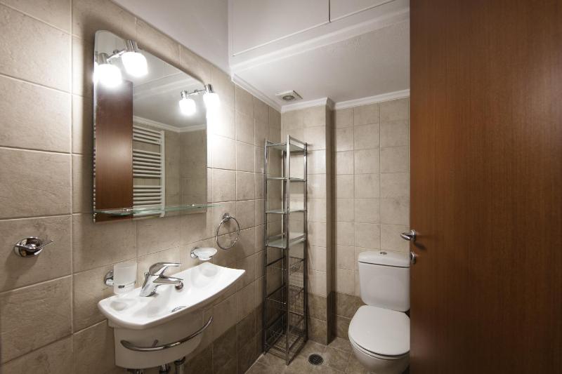 2 bedroom flat next to Acropolis - image 9