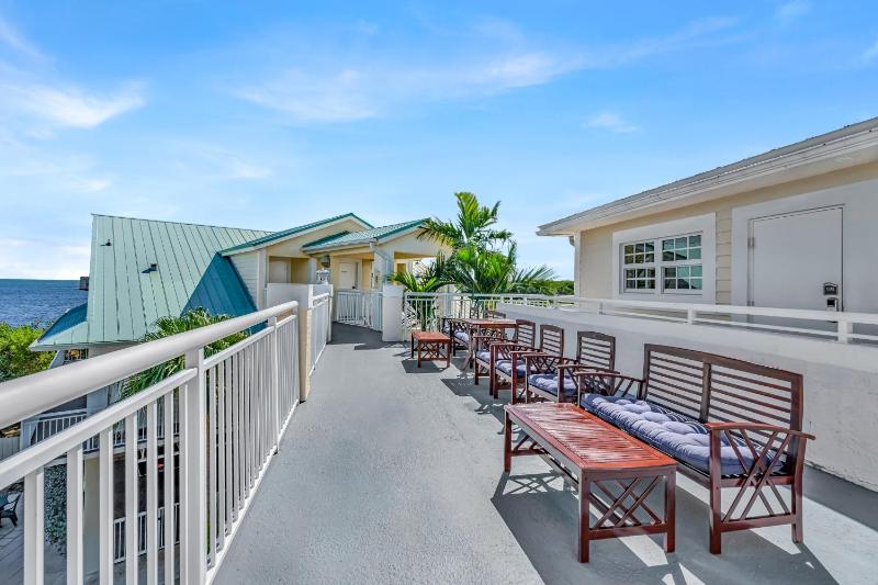King Room with Ocean View - Non-Smoking image 3
