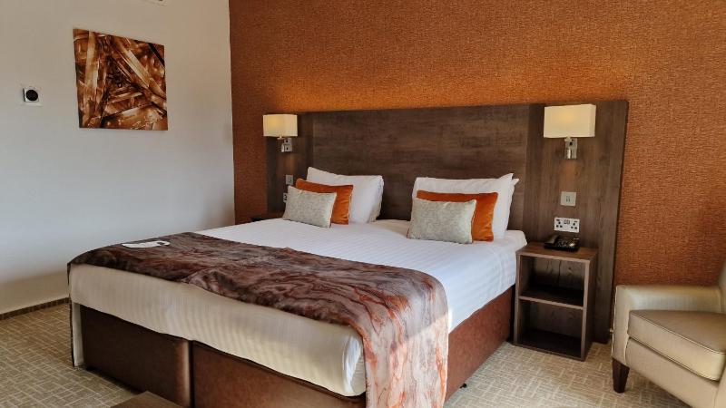 Deluxe Double Room with Balcony image 1