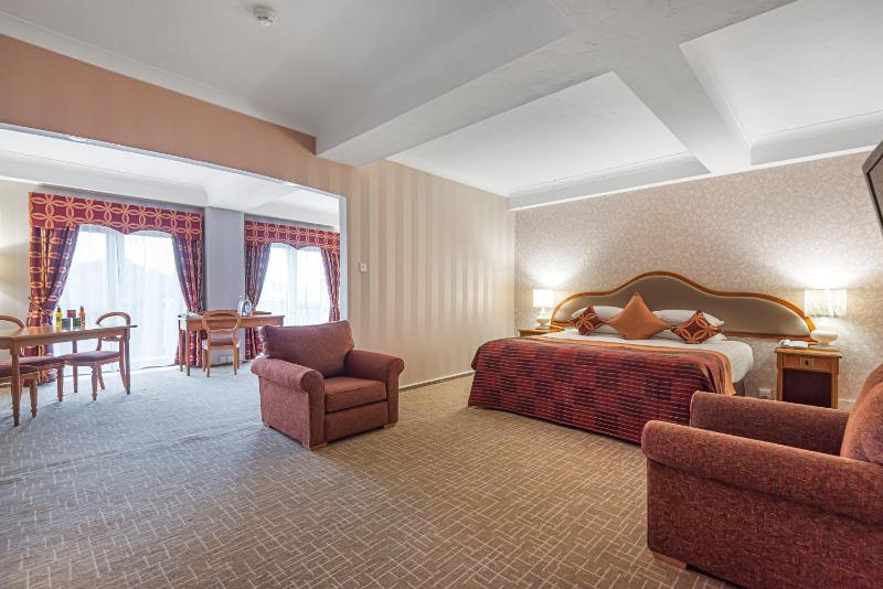 King Suite with Balcony image 3