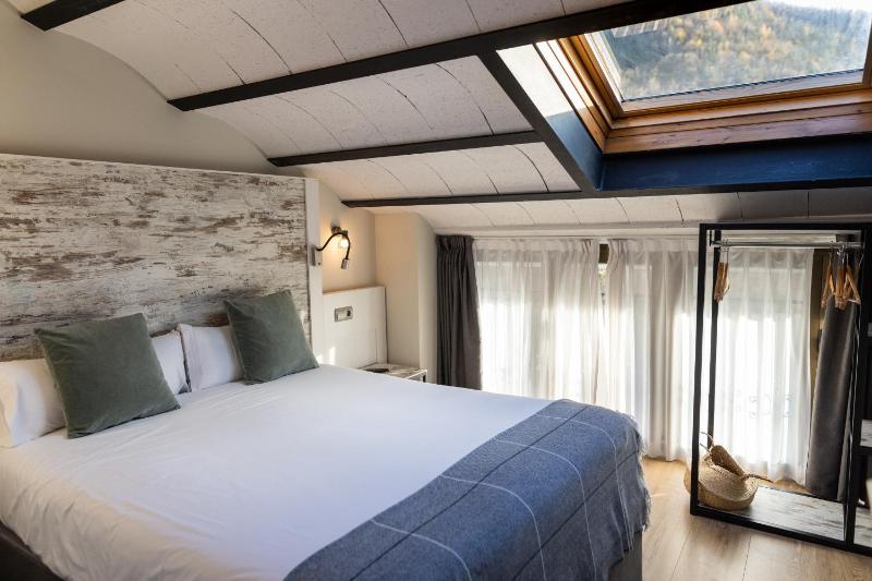 Double Room image 3