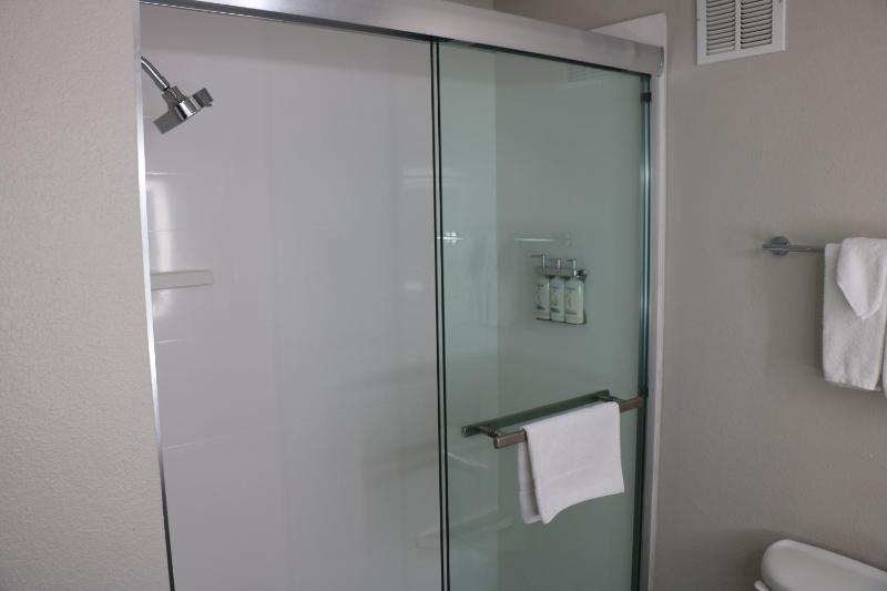 Standard King Room image 2