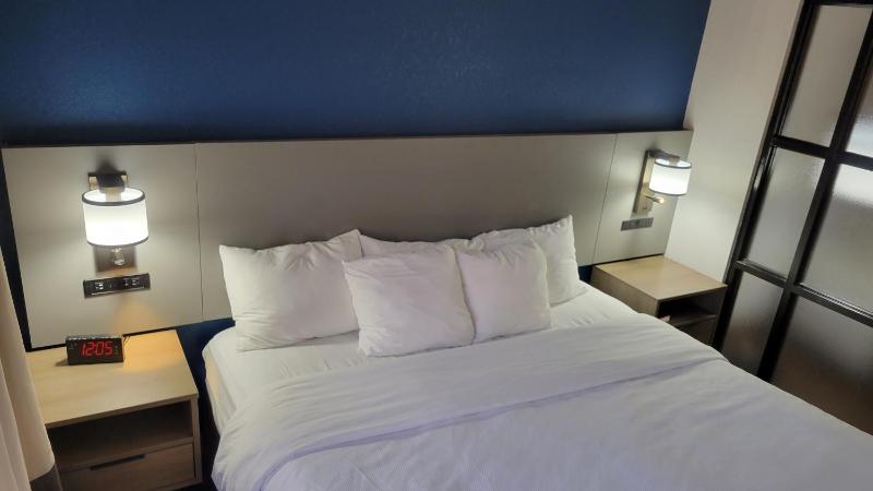 King Suite - Accessible/Non-Smoking image 1