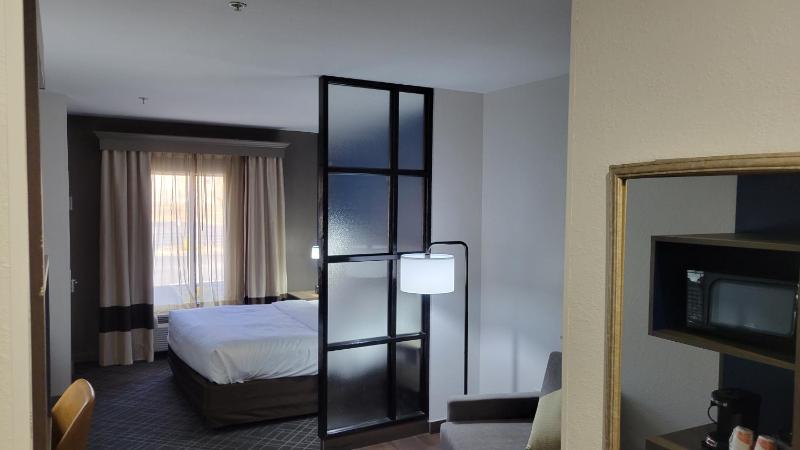 King Suite - Accessible/Non-Smoking image 4