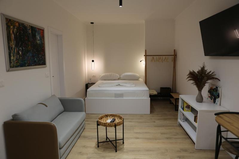 Blloku Studio Apartament - image 16