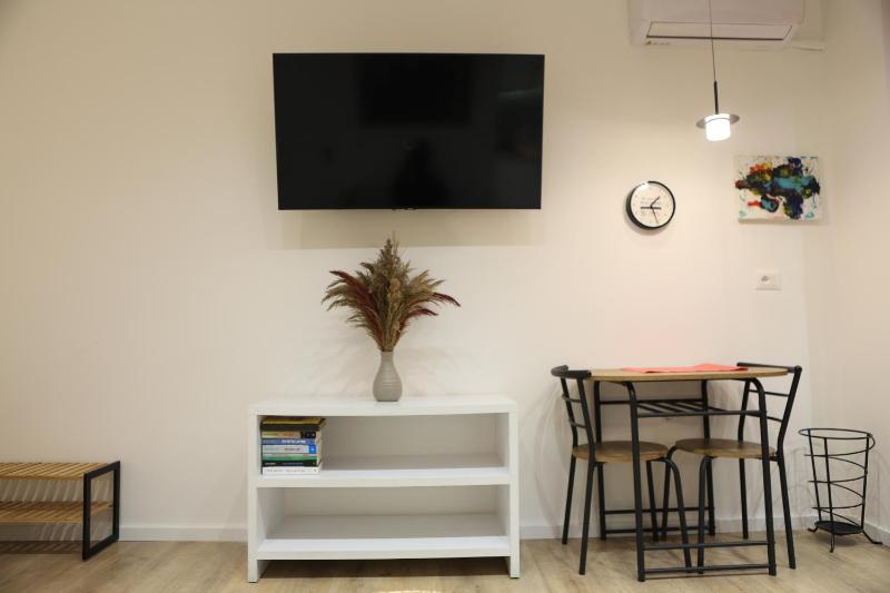 Blloku Studio Apartament - image 4