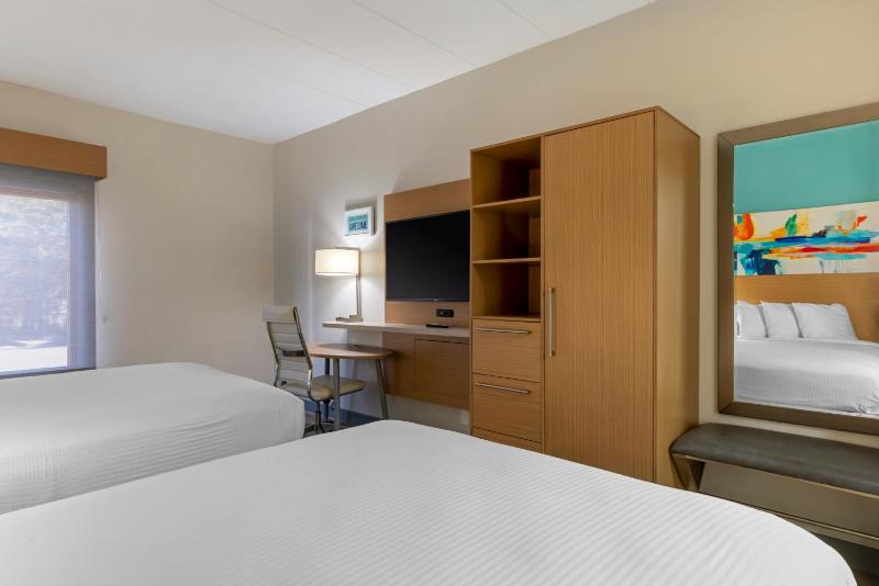 Queen Room with Two Queen Beds - Non-Smoking image 4