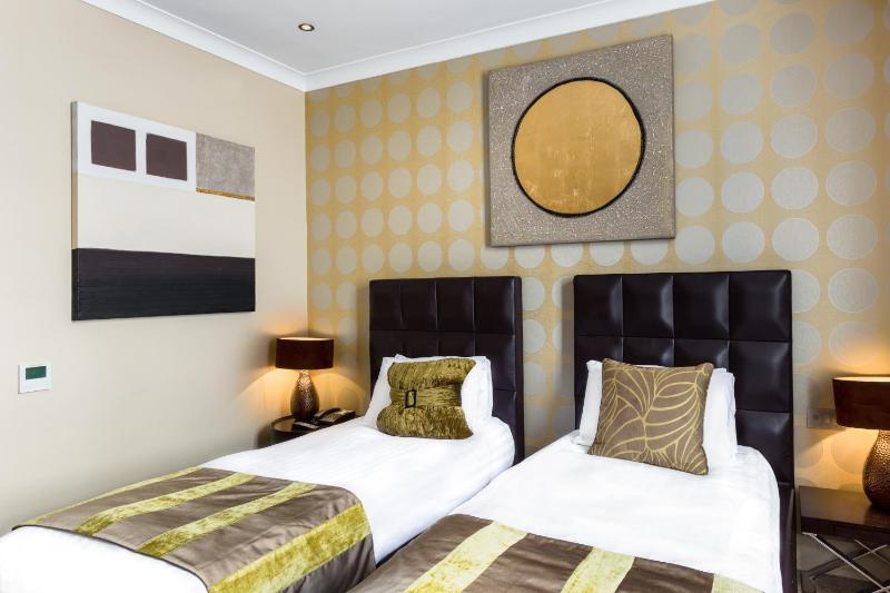 Classic Twin Room image 2