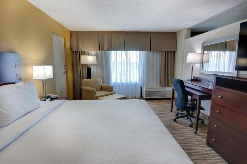Standard King Room image 2