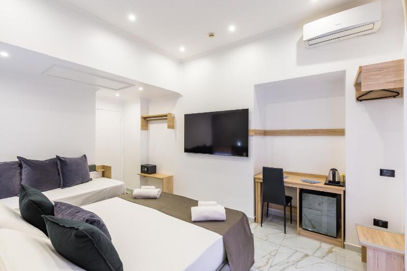 Superior Triple Room image 4