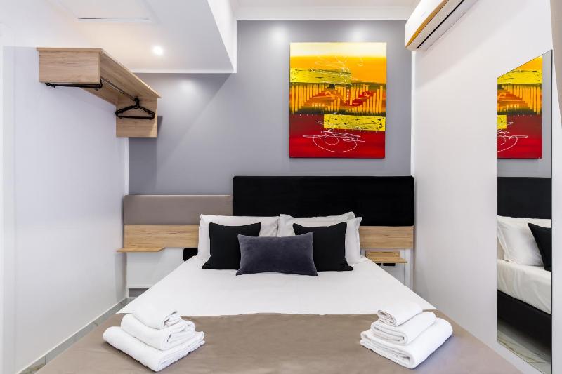 Small Double Room image 3