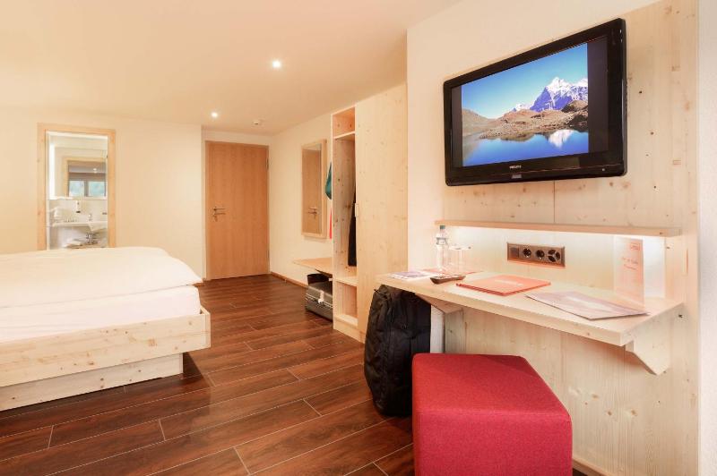 Superior Double Room with Eiger View image 4