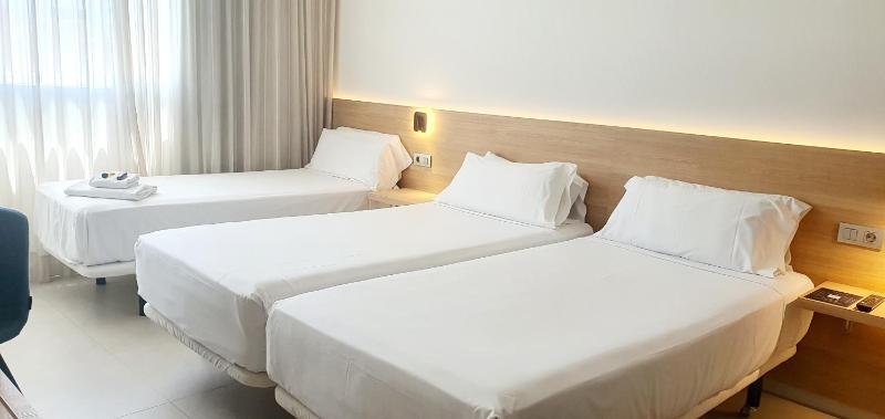 Deluxe Triple Room image 4