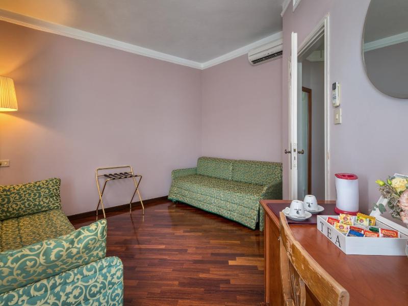 Suite with Hot Tub image 4