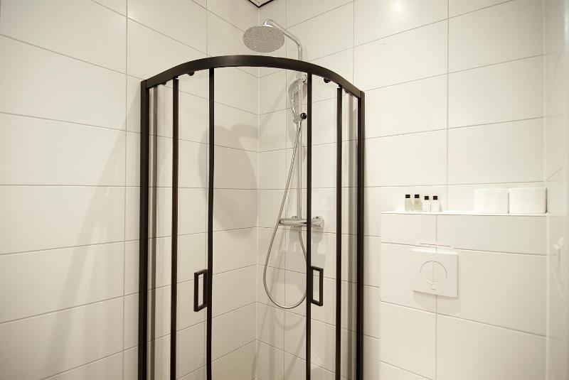 Five Person Room image 3