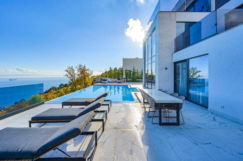 Villa Naya with Heated Pool and Hot Tub - image 33