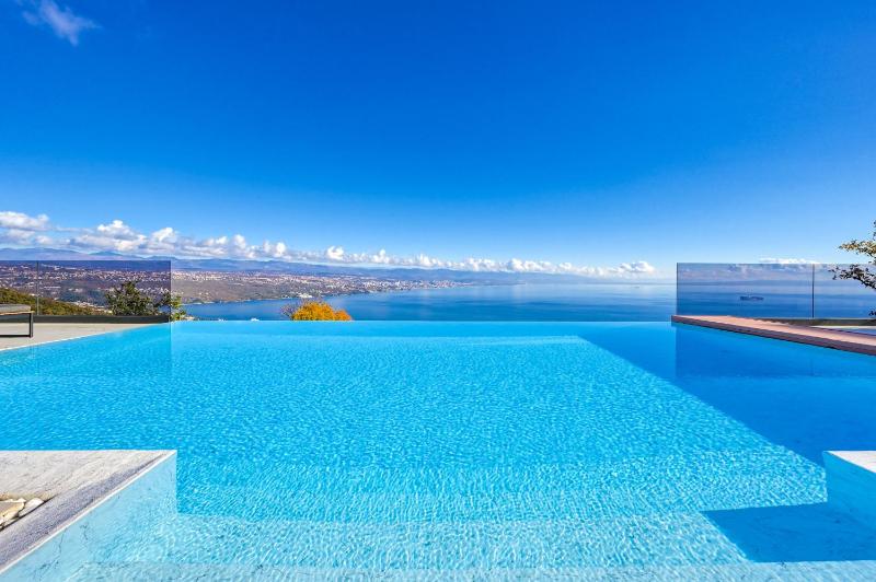 Villa Naya with Heated Pool and Hot Tub - image 3