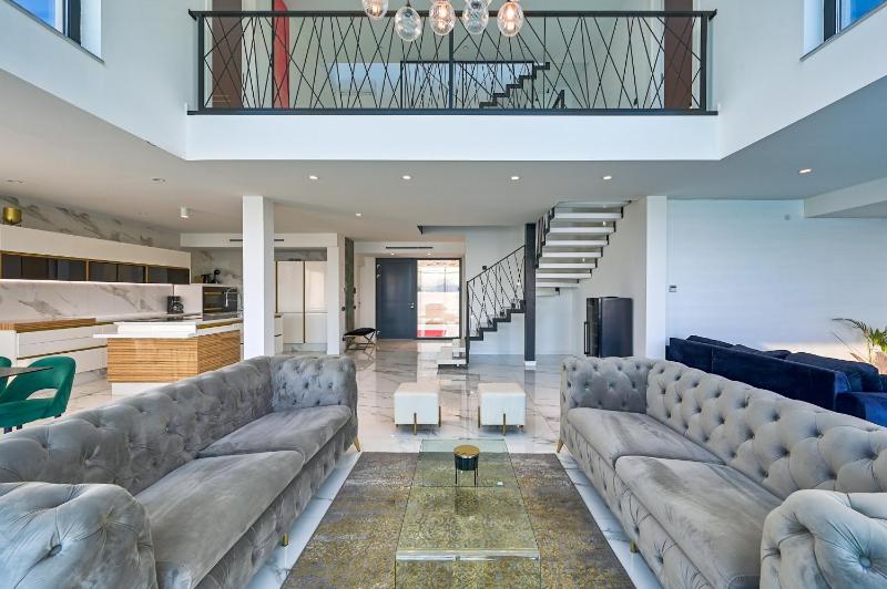 Villa Naya with Heated Pool and Hot Tub - image 7