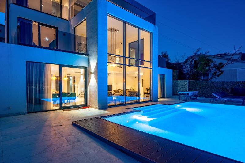 Villa Naya with Heated Pool and Hot Tub - image 26