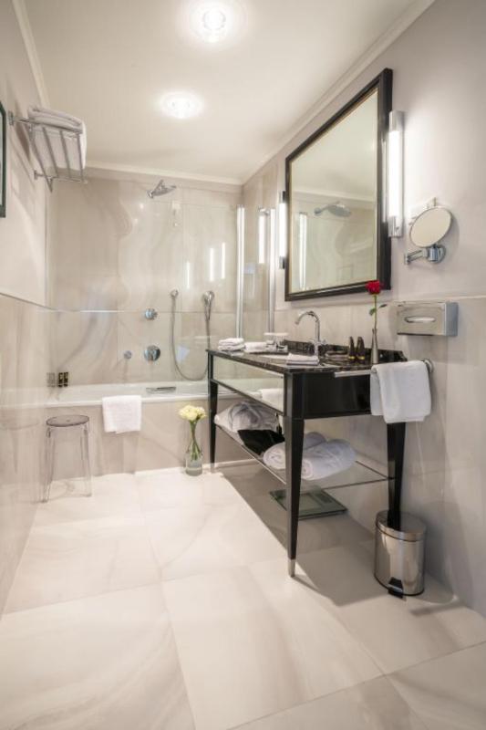 Superior Double or Twin Room with City View image 3