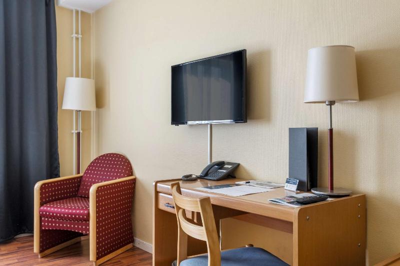 Twin Room with Garden View image 4