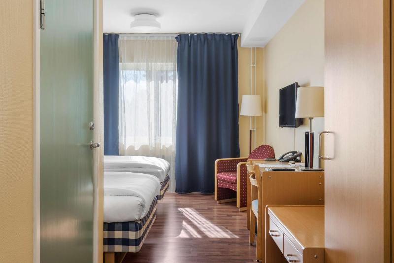 Twin Room with Garden View image 3