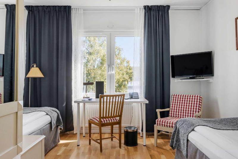 Twin Room with Lake View image 3