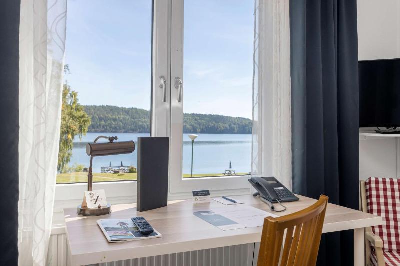 Twin Room with Lake View image 4
