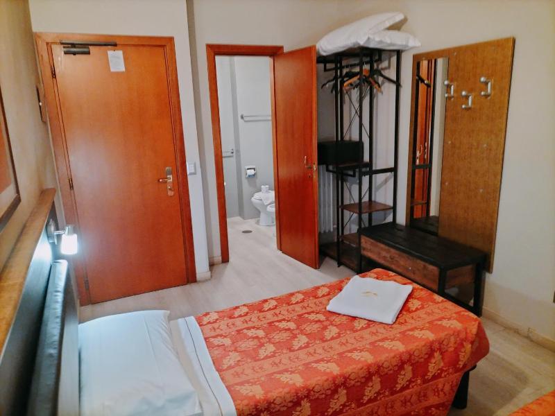 Twin Room image 2