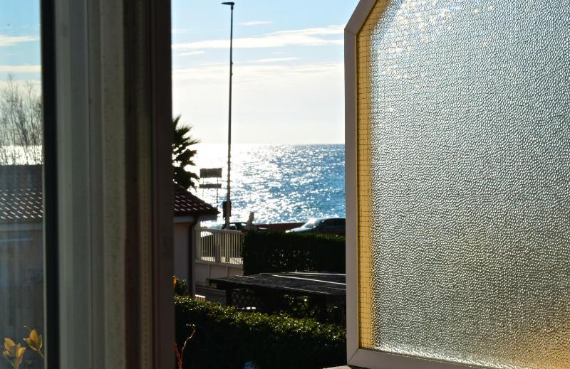 Double Room with Balcony and Sea View image 3