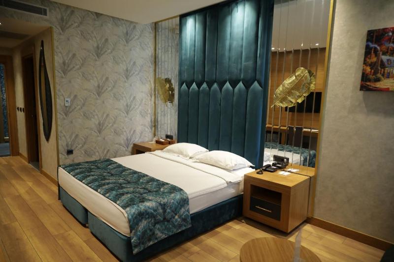 Standard Double or Twin Room image 4