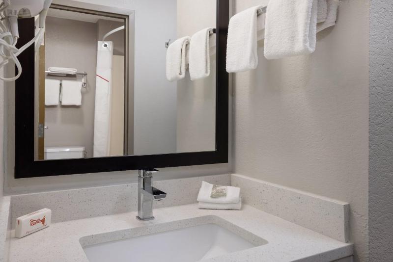 Superior King Room Disability Access Roll-In Shower Non-Smoking image 4