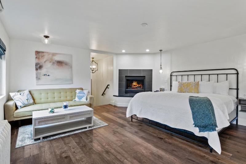 King Room with Mountain View image 1