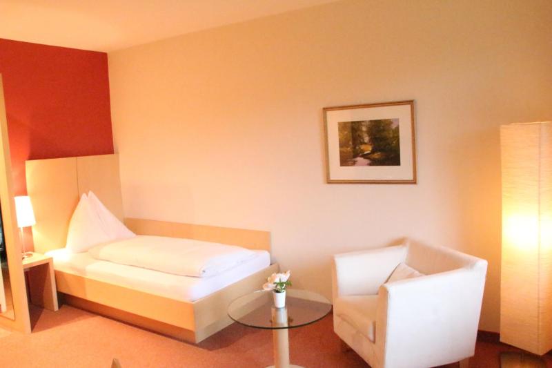 Classic Single Room image 4
