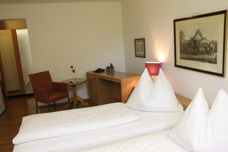 Classic Double Room image 4