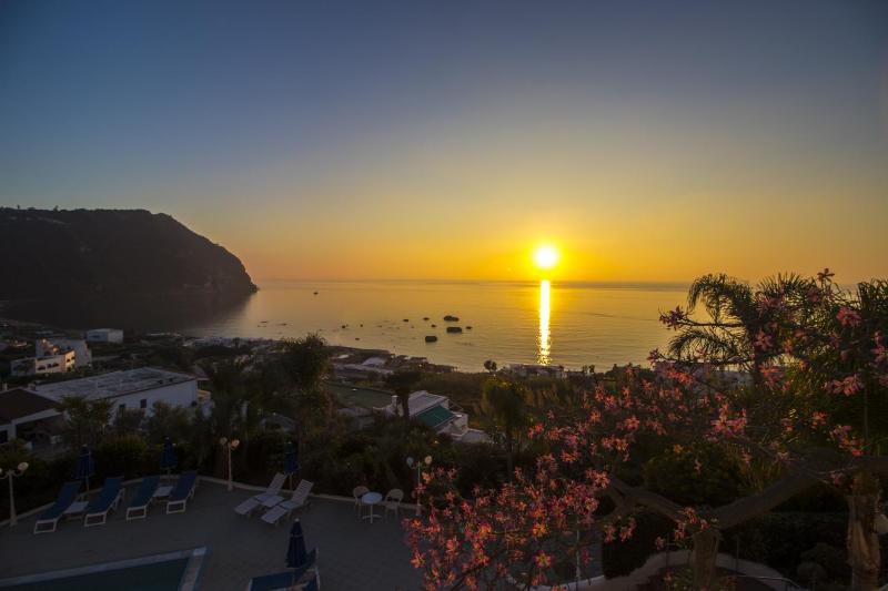 Quadruple Room image 4