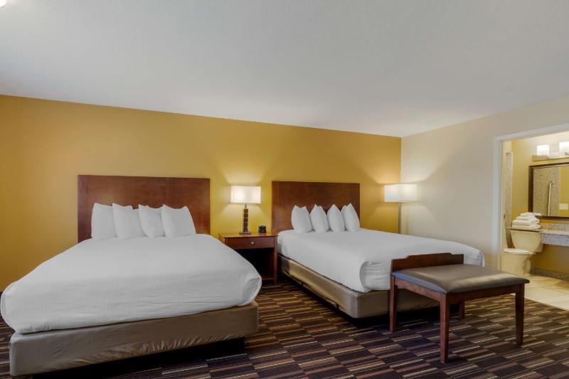 Queen Room with Two Queen Beds and Sofa Bed image 3