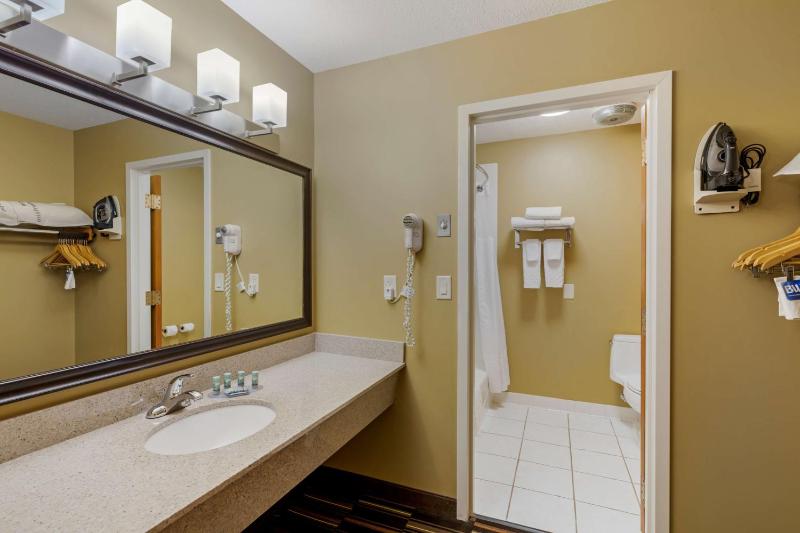 King Room image 3