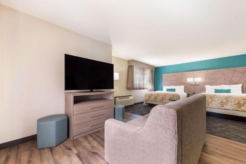 Queen Suite with Two Queen Beds and One Sofa Bed - Non-Smoking image 1