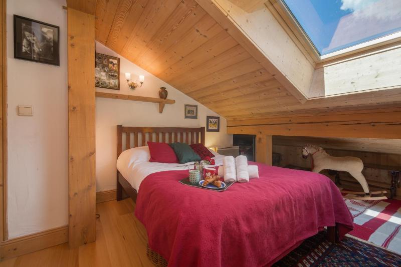 Chalets Zaria Garden Fireplace near Ski Lift - Happy Rentals - image 2