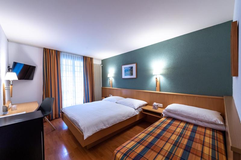 Standard Twin Room image 1