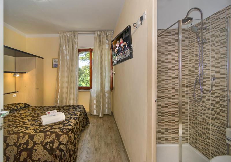 Double or Twin Room image 3