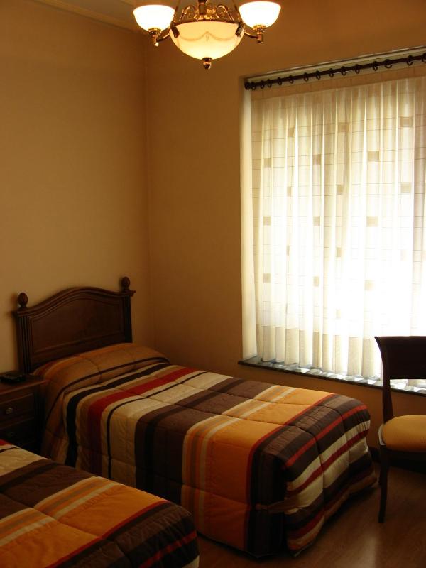 Twin Room image 3