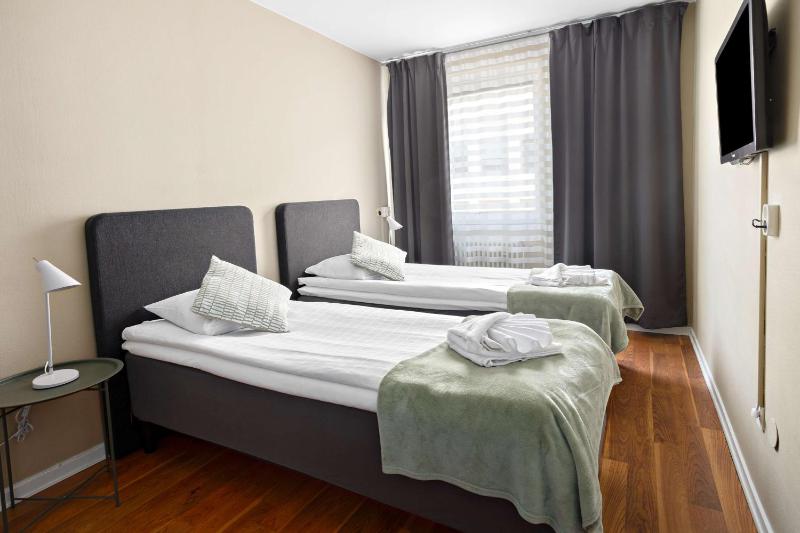 Standard Twin Room image 3